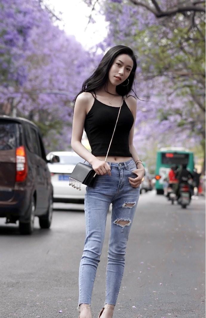 妹子注意点姿势吧,你这样真的不雅观,旁边大叔都离你远远的 妹子注意点姿势吧,你这样真的不雅观,旁边大叔都离你远远的
