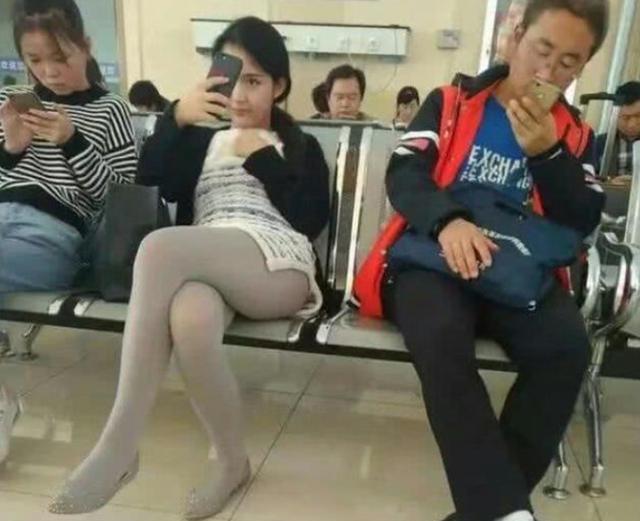 妹子注意点姿势吧,你这样真的不雅观,旁边大叔都离你远远的 妹子注意点姿势吧,你这样真的不雅观,旁边大叔都离你远远的