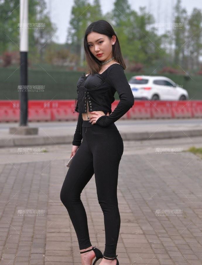 妹子这腿好细啊,这黑丝穿的真诱惑,想咬一口哈哈 妹子这腿好细啊,这黑丝穿的真诱惑,想咬一口哈哈