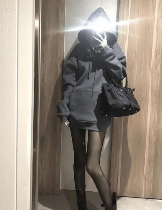 妹子这腿好细啊,这黑丝穿的真诱惑,想咬一口哈哈 妹子这腿好细啊,这黑丝穿的真诱惑,想咬一口哈哈