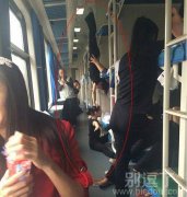 在火车上练杂技的姑娘。