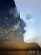 在天空中的一吻。