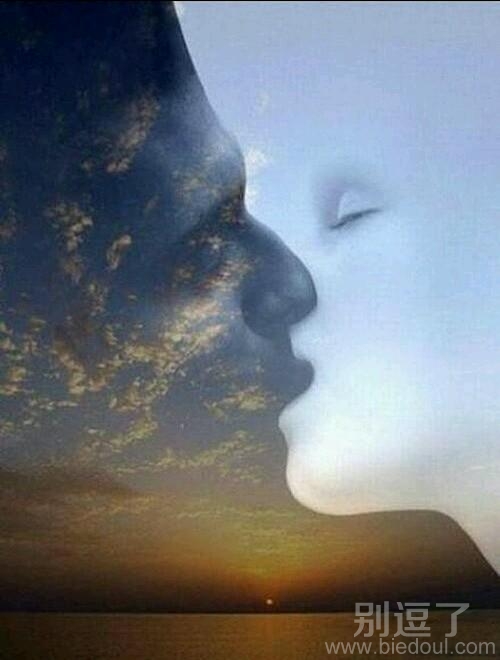 在天空中的一吻。