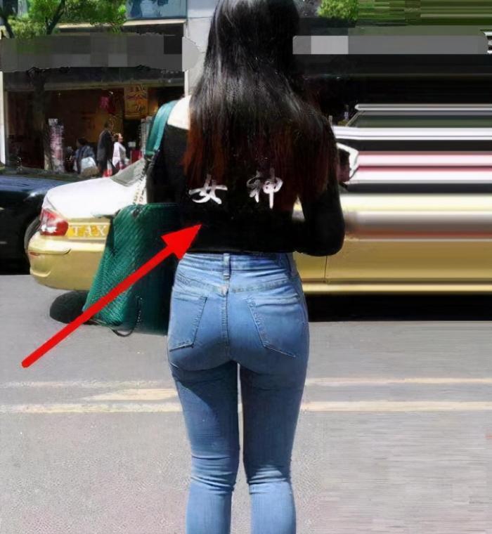姑娘真自信,居然穿成这样出来逛街,这一路上回头率应该很高吧! 姑娘真自信,居然穿成这样出来逛街,这一路上回头率应该很高吧!