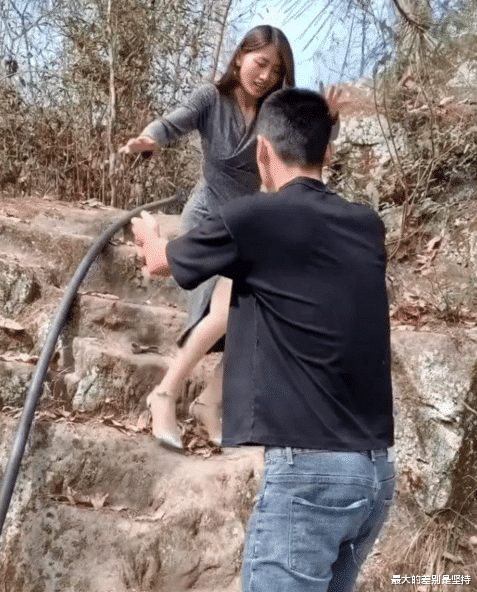 “女友平胸,该如何安慰她?哈哈哈哈,被网友神评论笑抽了!” “女友平胸,该如何安慰她?哈哈哈哈,被网友神评论笑抽了!”