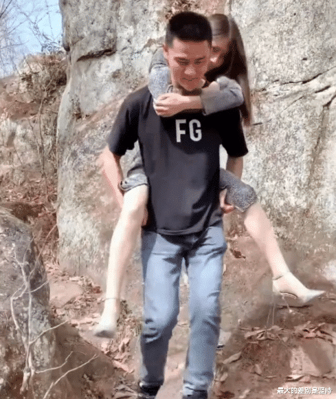 “女友平胸,该如何安慰她?哈哈哈哈,被网友神评论笑抽了!” “女友平胸,该如何安慰她?哈哈哈哈,被网友神评论笑抽了!”