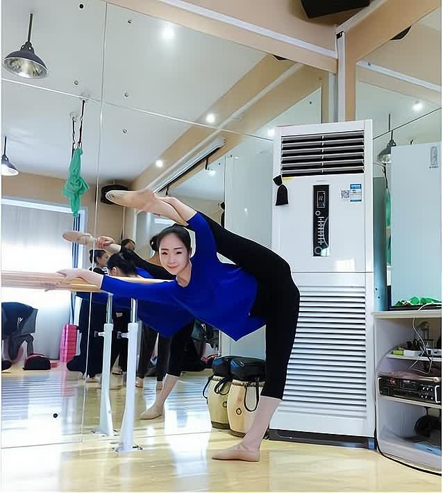“家里又催婚只好把女同事带回家了,进家后全家脸都青了,为什么?”哈哈哈 “家里又催婚只好把女同事带回家了,进家后全家脸都青了,为什么?”哈哈哈