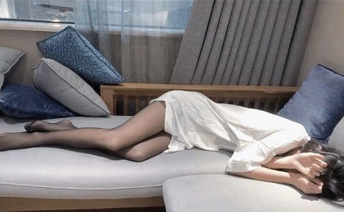 妹子的拉链开了,太尴尬了!好想上去帮她拉上! 妹子的拉链开了,太尴尬了!好想上去帮她拉上!