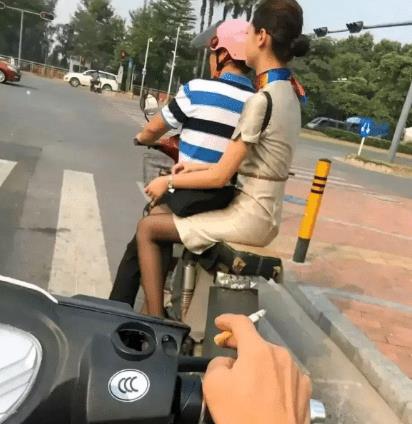 妹子的拉链开了,太尴尬了!好想上去帮她拉上! 妹子的拉链开了,太尴尬了!好想上去帮她拉上!