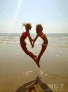 这俩妹子真会玩儿 这俩妹子真会玩儿