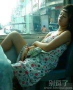 妹子就这样在我面前睡着了