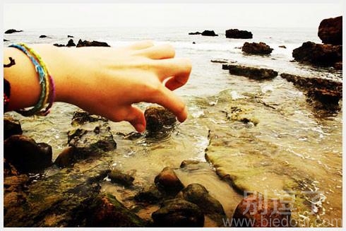 看我两根手指头。 看我两根手指头。