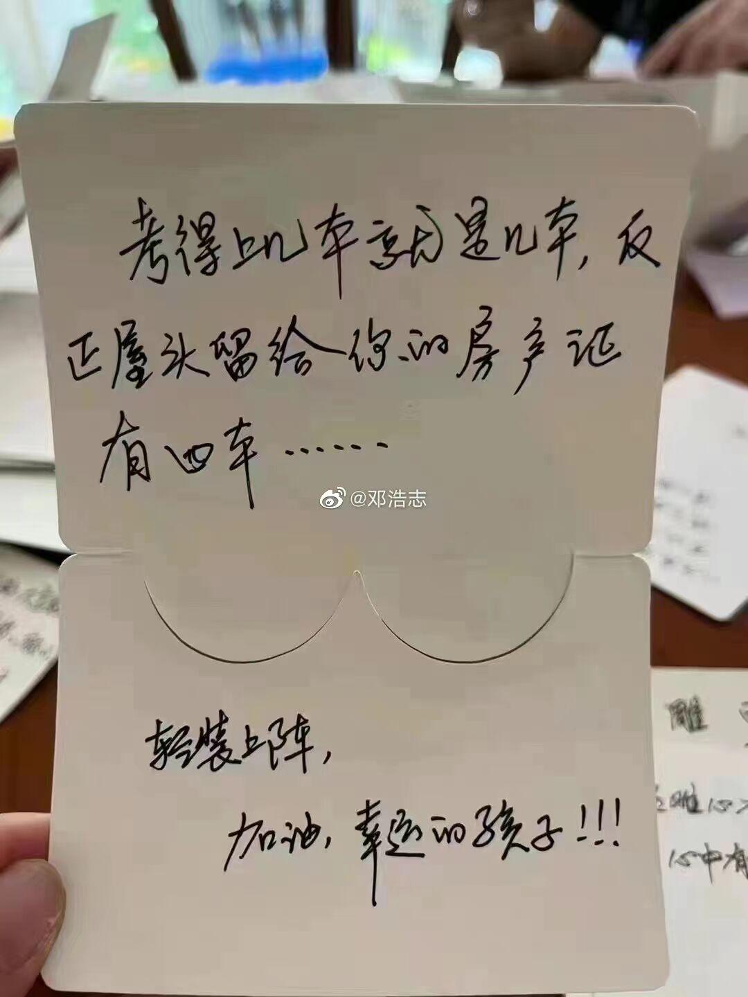 轻松一刻:夜市冷饮大法好,卖的多穿的少! 轻松一刻:夜市冷饮大法好,卖的多穿的少!