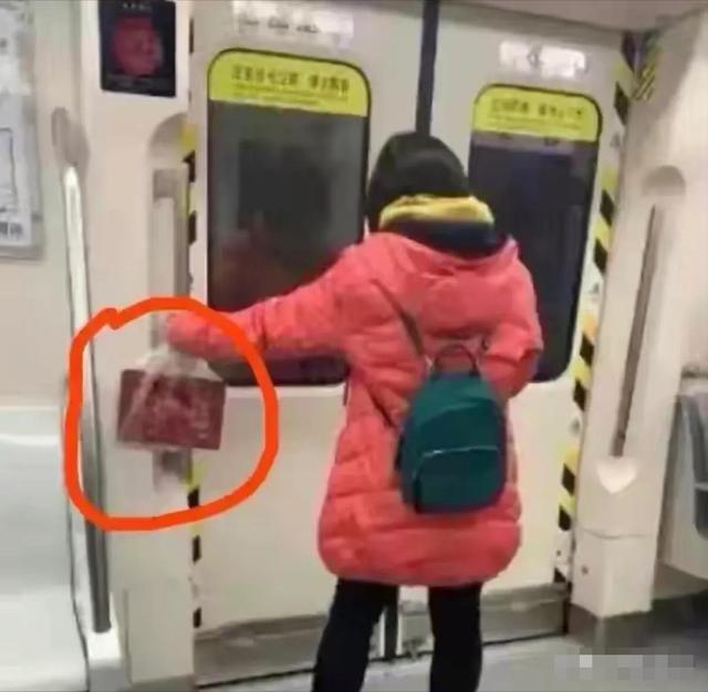 地铁阿姨真低调，她的塑料袋能秒杀任何一款LV的包包，哈哈哈