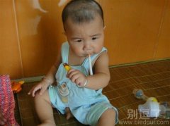 一个抽烟的孩子。