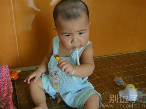 一个抽烟的孩子。 一个抽烟的孩子。