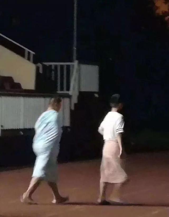 千万不要让男朋友给你挑泳衣!这谁顶得住啊…哈哈哈哈... 千万不要让男朋友给你挑泳衣!这谁顶得住啊…哈哈哈哈...