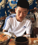 搞笑GIF：车都快被泡坏了，你还有心情钓鱼