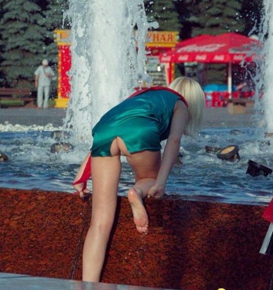 美女，你的裤子破了。别玩水了，小心走光了！