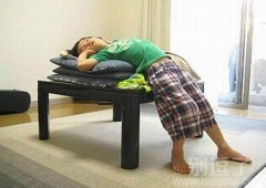一个睡觉的小孩。。