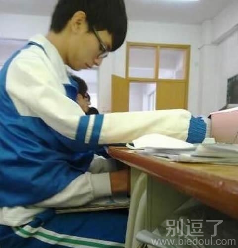 伪装术,小心了啊。老师来了 伪装术,小心了啊。老师来了