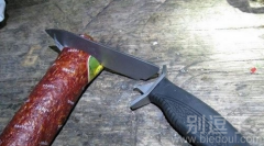 吃个香肠都这么费劲