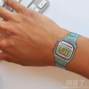 画在胳膊上的表。