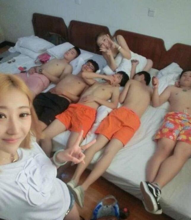 女友发来照片，还说是闺蜜拍的，后背上的方向盘痕迹是什么鬼？