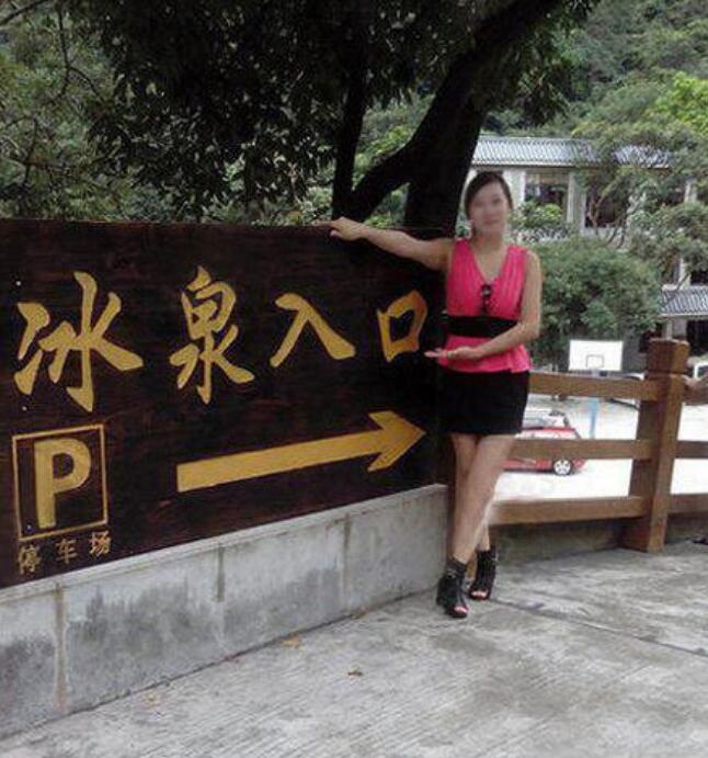 女友发来照片，还说是闺蜜拍的，后背上的方向盘痕迹是什么鬼？