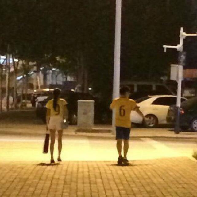 女友发来照片，还说是闺蜜拍的，后背上的方向盘痕迹是什么鬼？