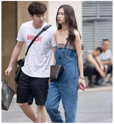 和老板去外地出差,出去放松的时候居然遇到了老婆的闺蜜,哈哈哈 和老板去外地出差,出去放松的时候居然遇到了老婆的闺蜜,哈哈哈