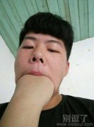 一个哥们的嘴巴。 一个哥们的嘴巴。