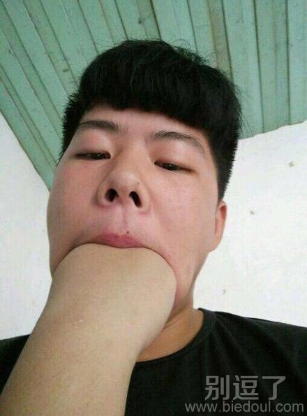 一个哥们的嘴巴。 一个哥们的嘴巴。