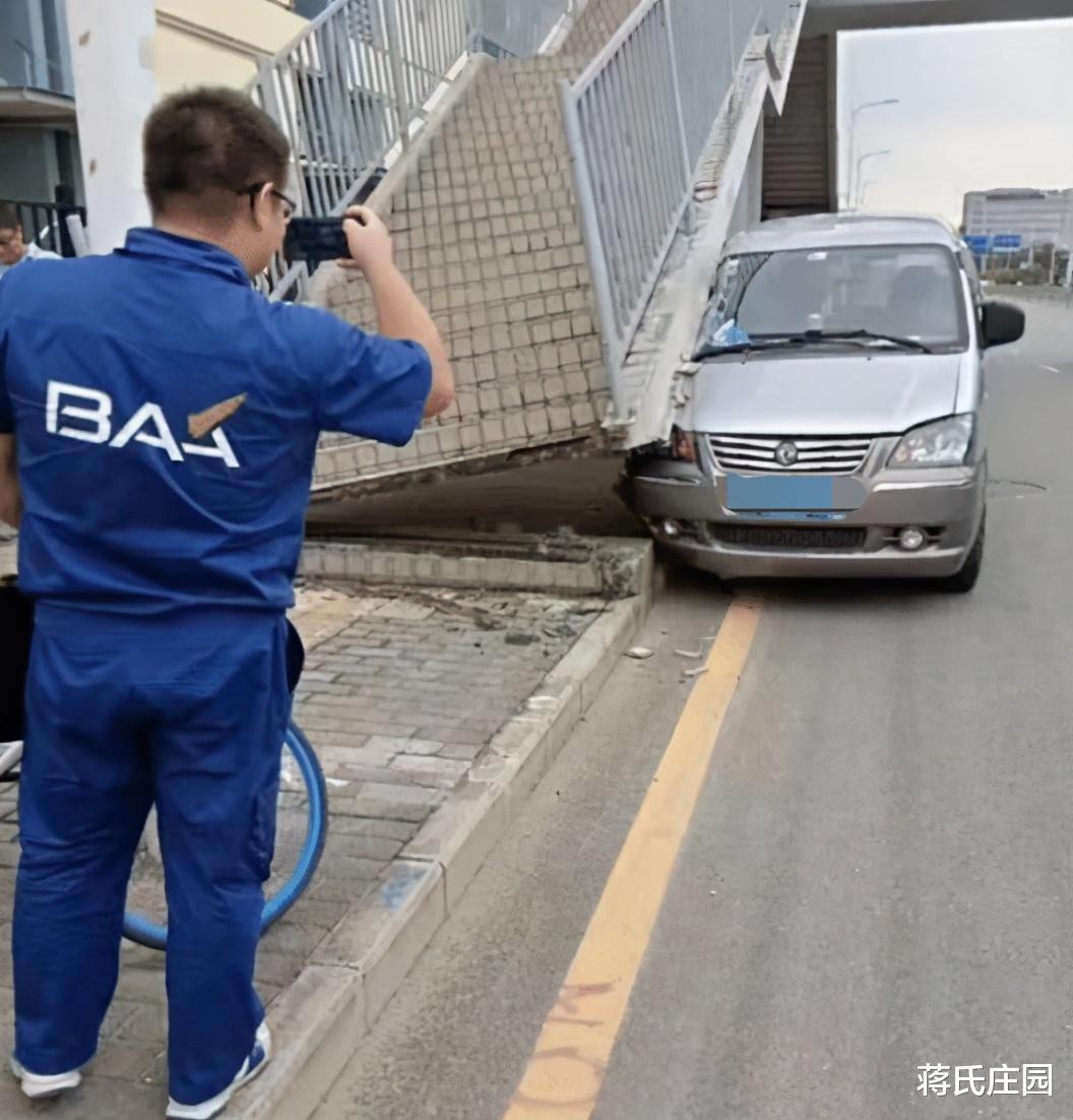 “把车卖了都不够这个人赔天桥！”