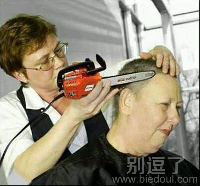 正在剃头的理发师。