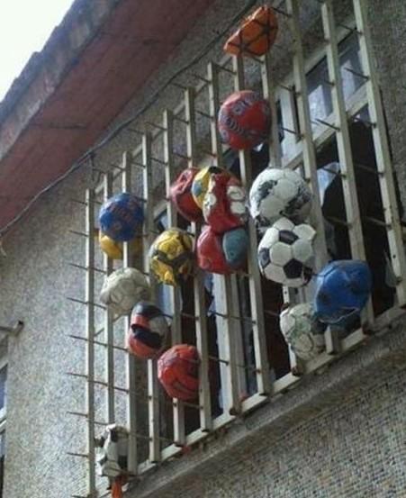 体育场边的窗户要做好防护 体育场边的窗户要做好防护