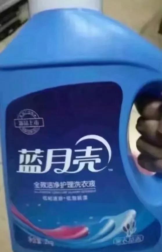 男生千万不要在宿舍穿女装!哈哈哈哈室友露出饥渴的表情 男生千万不要在宿舍穿女装!哈哈哈哈室友露出饥渴的表情