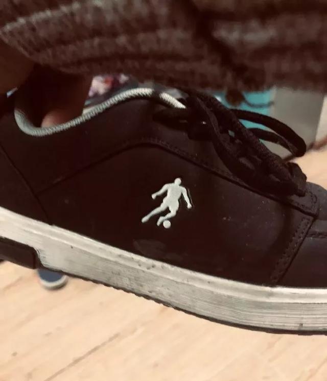 男生千万不要在宿舍穿女装!哈哈哈哈室友露出饥渴的表情 男生千万不要在宿舍穿女装!哈哈哈哈室友露出饥渴的表情