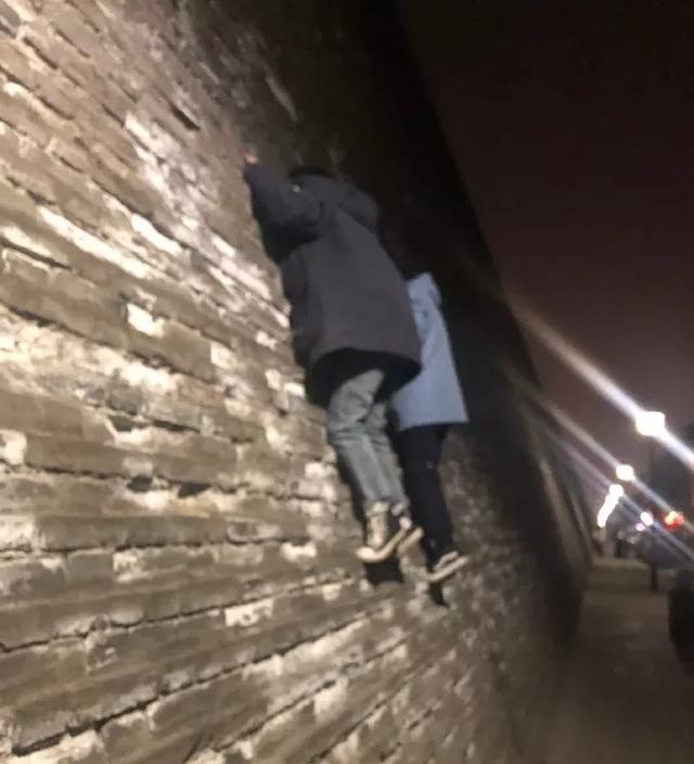 男生千万不要在宿舍穿女装!哈哈哈哈室友露出饥渴的表情 男生千万不要在宿舍穿女装!哈哈哈哈室友露出饥渴的表情