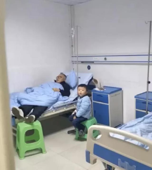 男生千万不要在宿舍穿女装!哈哈哈哈室友露出饥渴的表情 男生千万不要在宿舍穿女装!哈哈哈哈室友露出饥渴的表情