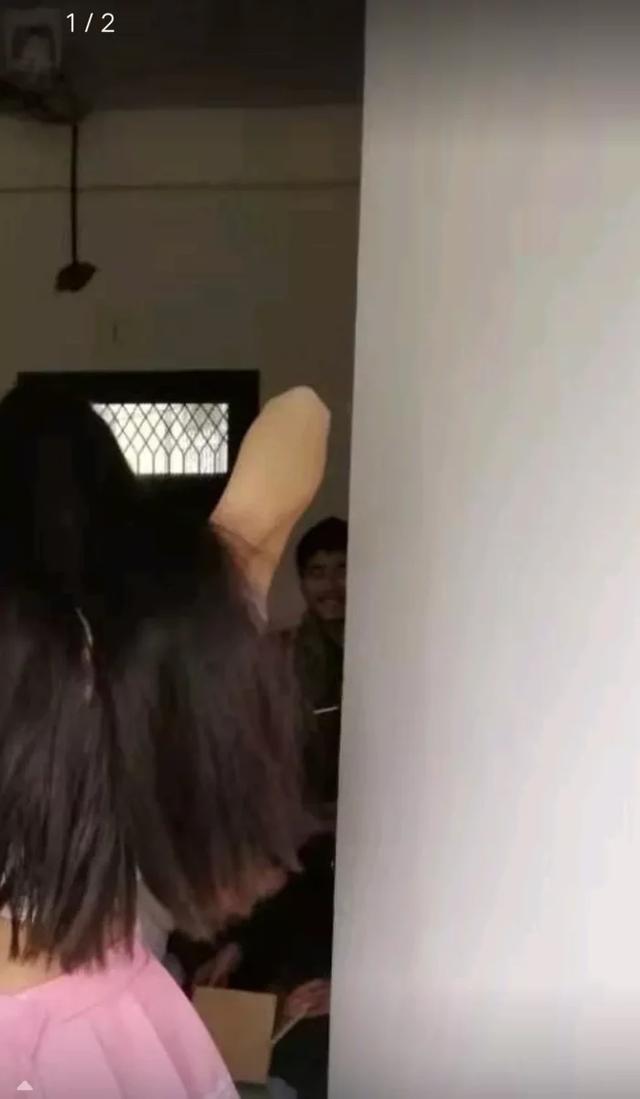 男生千万不要在宿舍穿女装!哈哈哈哈室友露出饥渴的表情 男生千万不要在宿舍穿女装!哈哈哈哈室友露出饥渴的表情