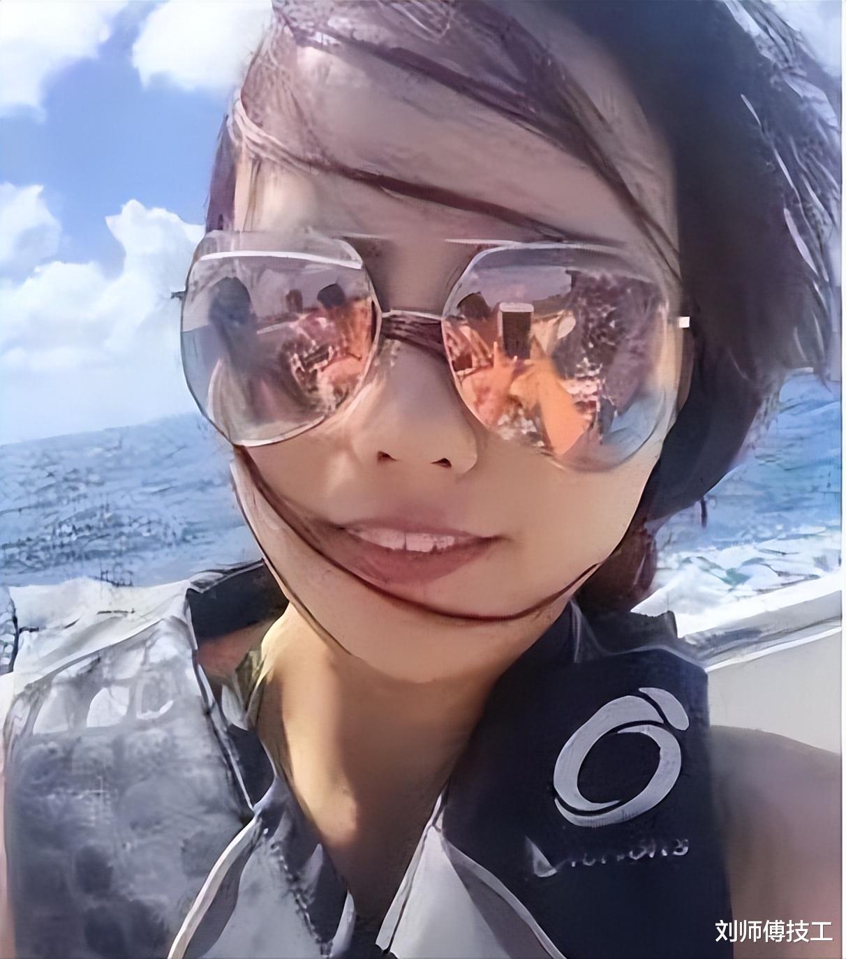 “姐妹可长点心吧,镜片上的反光暴露了一切,”好尴尬 “姐妹可长点心吧,镜片上的反光暴露了一切,”好尴尬