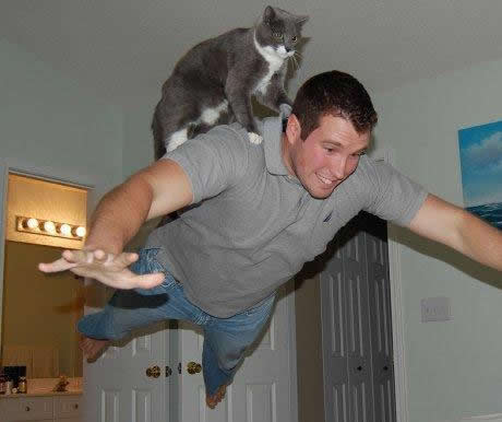 真人搞笑图片之动物和人类的和谐相处。