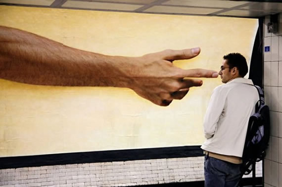 真人搞笑图片之动物和人类的和谐相处。