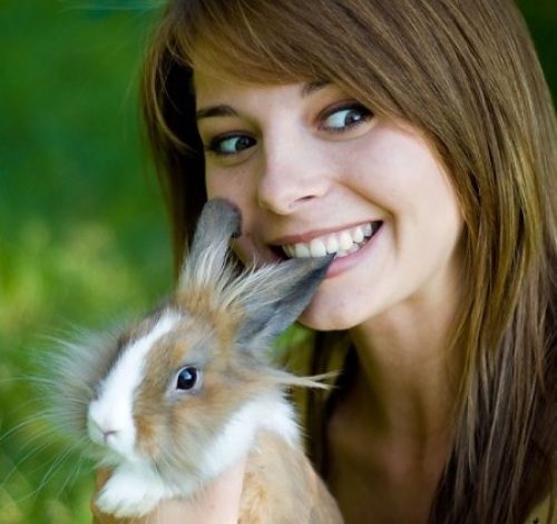 真人搞笑图片之动物和人类的和谐相处。