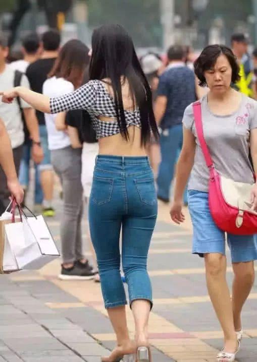 妹子这衣服可真是个性啊、透气又不失美感 妹子这衣服可真是个性啊、透气又不失美感