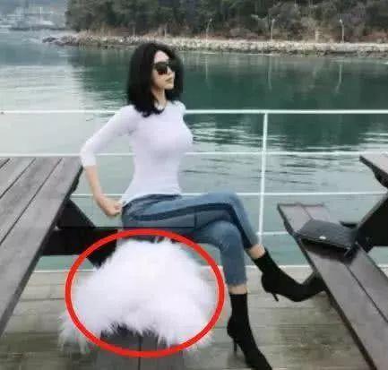 妹子这衣服可真是个性啊、透气又不失美感 妹子这衣服可真是个性啊、透气又不失美感