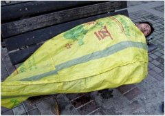 露宿街头，睡得还不错呀