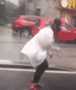 下雨天穿滑冰鞋的拉风少女