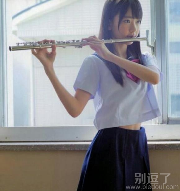 正在吹笛子的妹子。。 正在吹笛子的妹子。。
